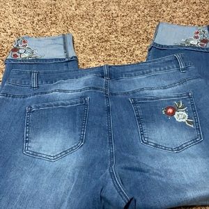 Avenue cropped jeans. Size 18